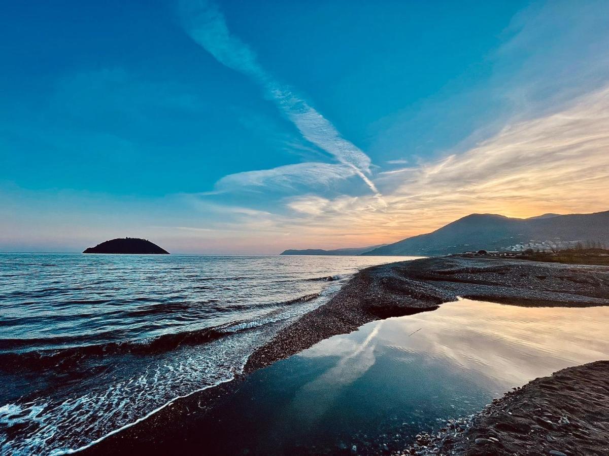 Villa Marco Aurelio Cisano sul Neva Bagian luar foto