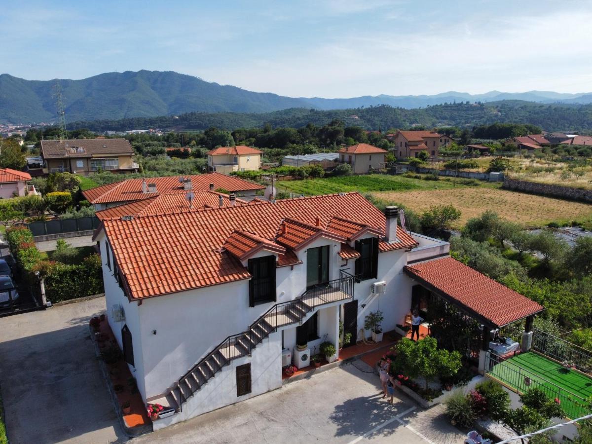 Villa Marco Aurelio Cisano sul Neva Bagian luar foto