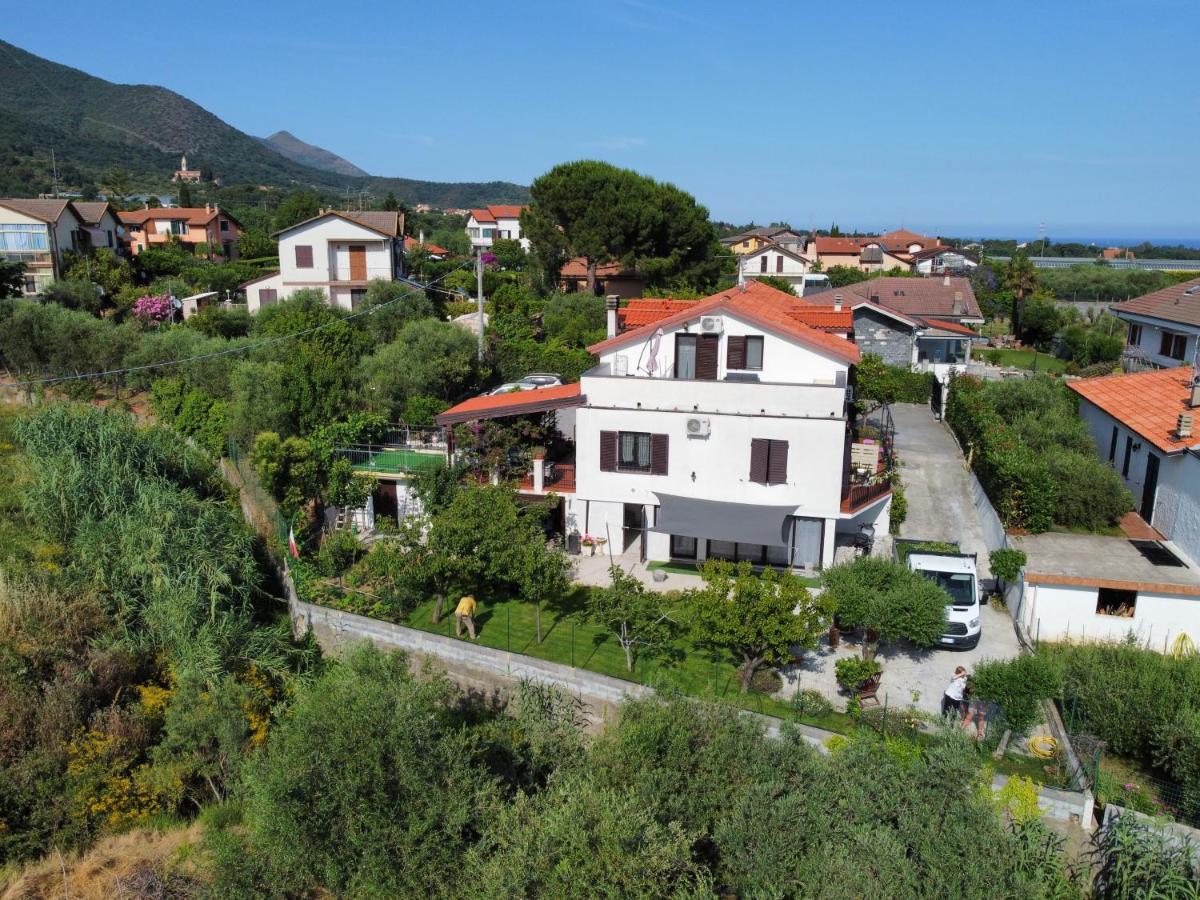 Villa Marco Aurelio Cisano sul Neva Bagian luar foto